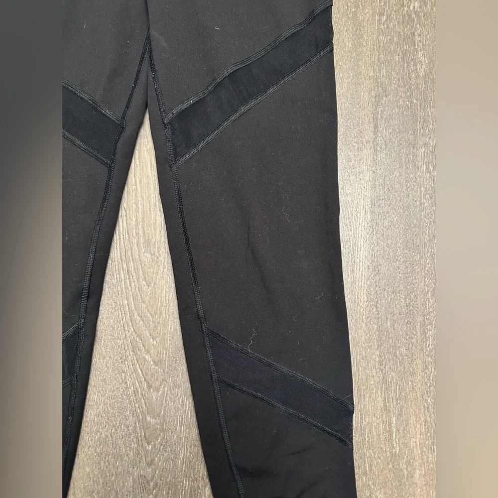 WORN ONCE OLD NAVY BLACK MESH DESIGN LEGGINGS - Size Medium SKU:344